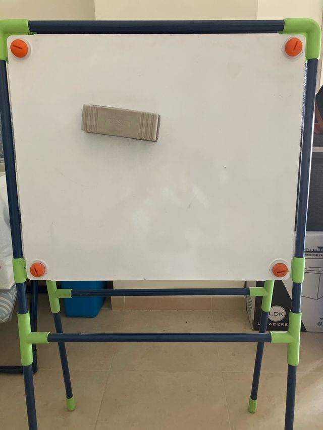 Pizarra doble con tiza y rotuladores