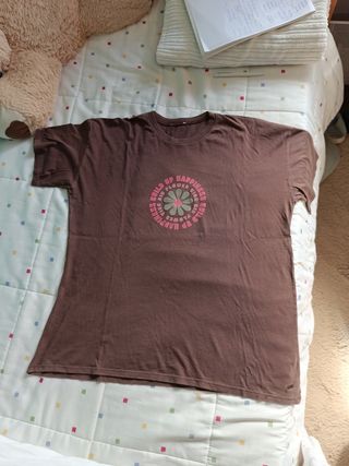 Camiseta marrón con estampado floral