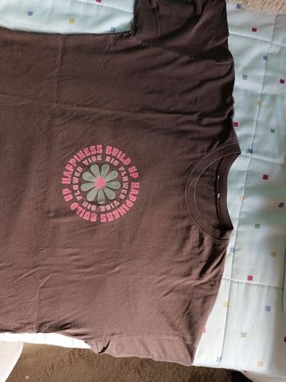 Camiseta marrón con estampado floral