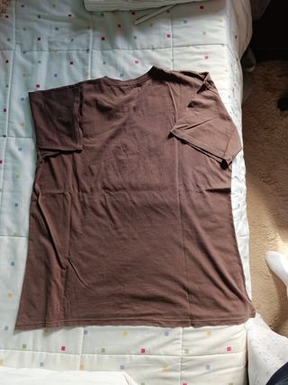 Camiseta marrón con estampado floral