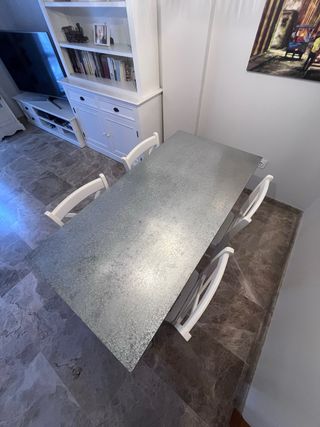 Mesa de comedor gris y blanca + 4 SILLAS