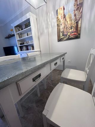 Mesa de comedor gris y blanca + 4 SILLAS