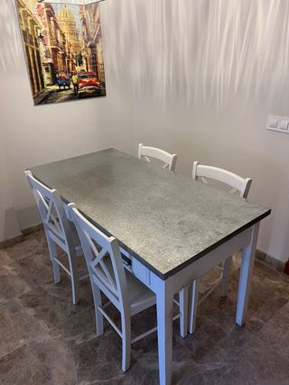 Mesa de comedor gris y blanca + 4 SILLAS