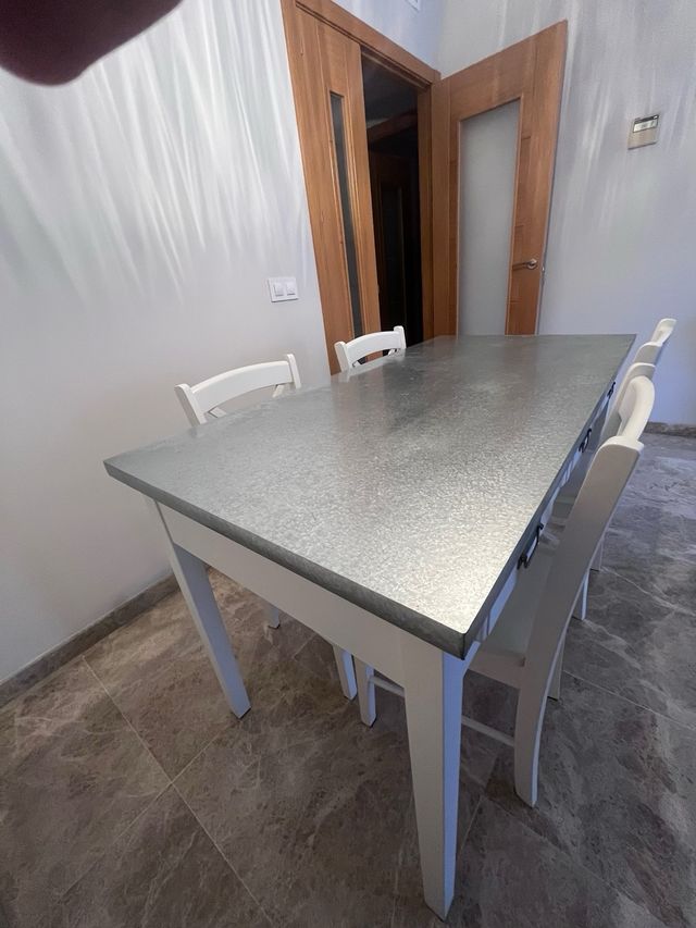 Mesa de comedor gris y blanca + 4 SILLAS