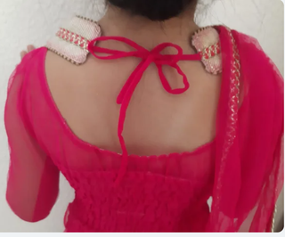 Vestido rosa y dorado para niña