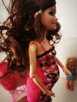 Muñeca tipo barbie embarazada con familia.