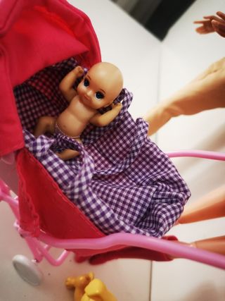 Muñeca tipo barbie embarazada con familia.