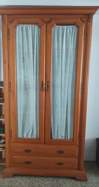 Mueble despensa de madera con puertas de cristal