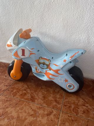 Moto correpasillos azul con número 1