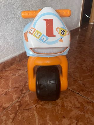 Moto correpasillos azul con número 1