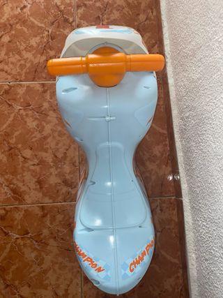 Moto correpasillos azul con número 1
