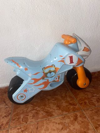 Moto correpasillos azul con número 1