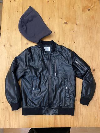 Cazadora Zara efecto piel con capucha