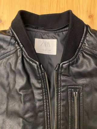 Cazadora Zara efecto piel con capucha