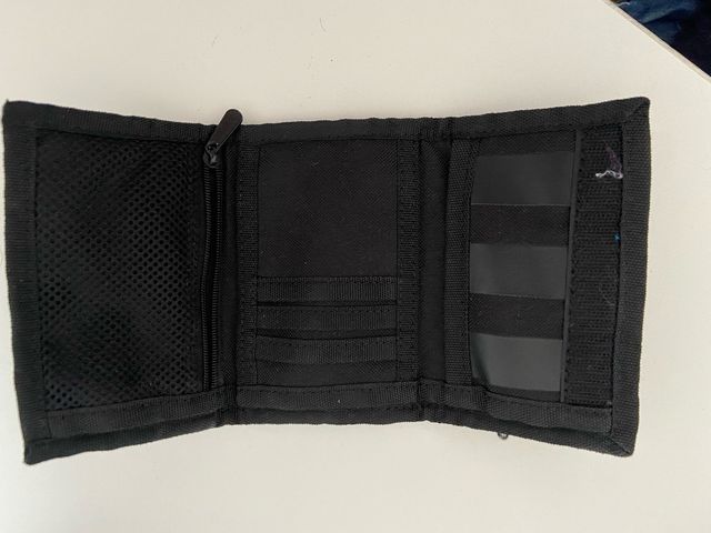 Cartera Adidas Rayas Blancas y Negras