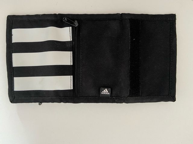 Cartera Adidas Rayas Blancas y Negras