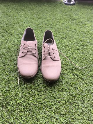 Zapatos planos beige marca Landos (España)