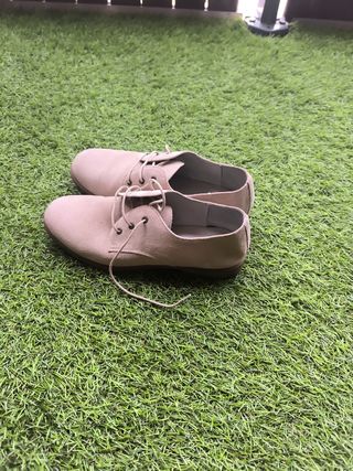 Zapatos planos beige marca Landos (España)