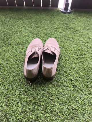 Zapatos planos beige marca Landos (España)