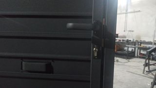 Puerta corredera exterior con puerta peatonal.
