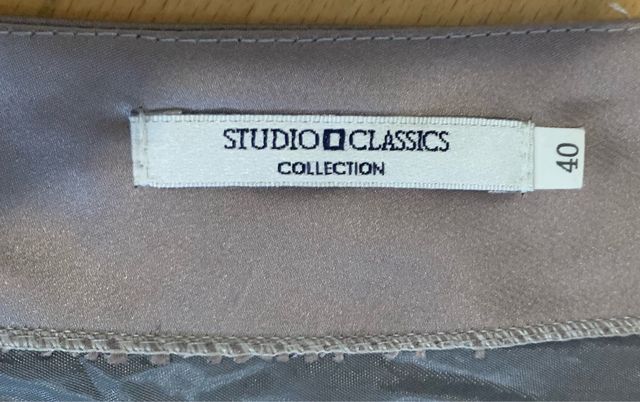 Traje de fiesta plateado con pedrería