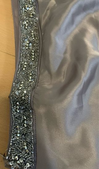 Traje de fiesta plateado con pedrería