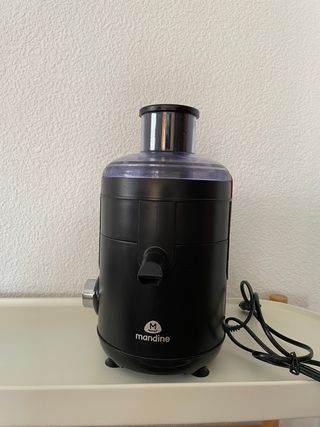 Exprimidor de frutas y verduras negro