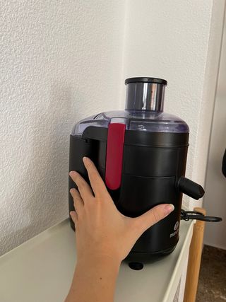 Exprimidor de frutas y verduras negro