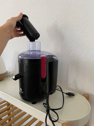 Exprimidor de frutas y verduras negro