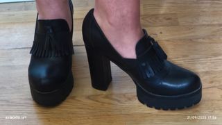 Zapatos de tacón negros con plataforma y flecos