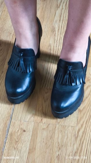 Zapatos de tacón negros con plataforma y flecos