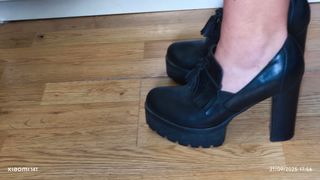 Zapatos de tacón negros con plataforma y flecos