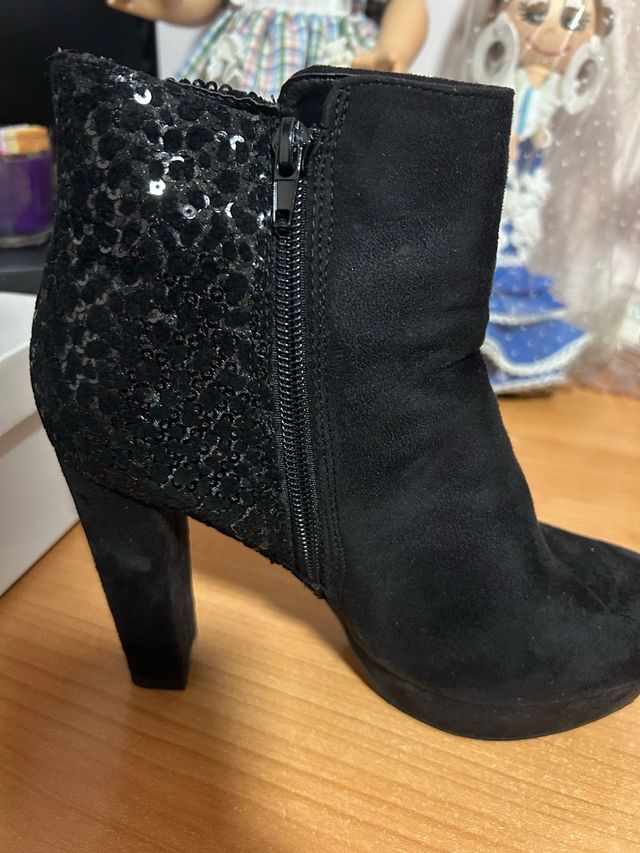 Botín tacón con tachuelas