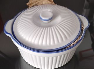 Fuente de cerámica con tapa azul y blanca
