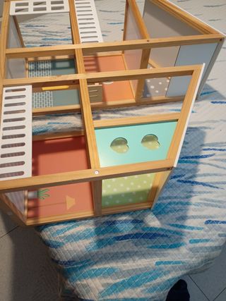 Casita de muñecas de madera