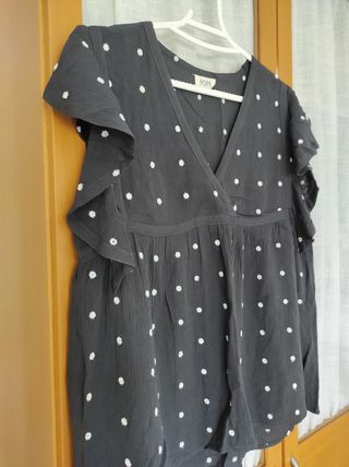 Blusa con flores bordadas