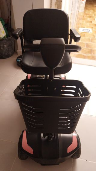 Silla eléctrica negra y rosa