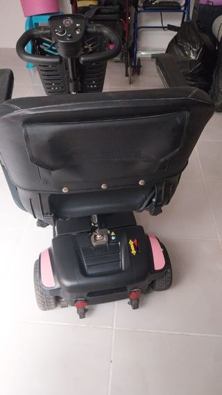 Silla eléctrica negra y rosa