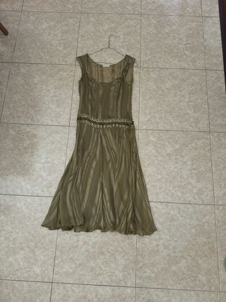 Vestido Massimo Dutti verde oliva con pedrería