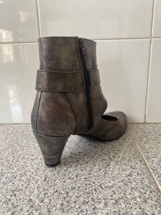 Botines de cuero grises