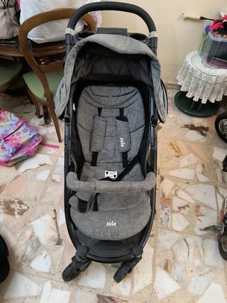 Silla de paseo Joie gris. Compacta