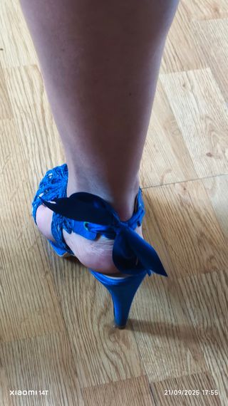 Zapatos de tacón azul con encaje