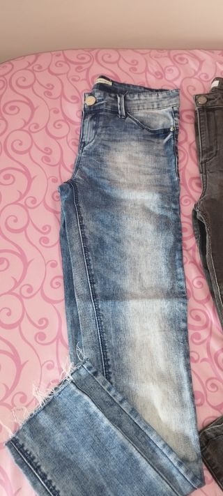 Pantalones vaqueros azules y grises