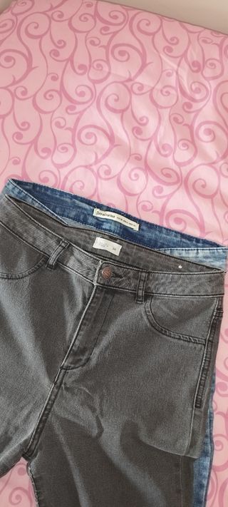 Pantalones vaqueros azules y grises