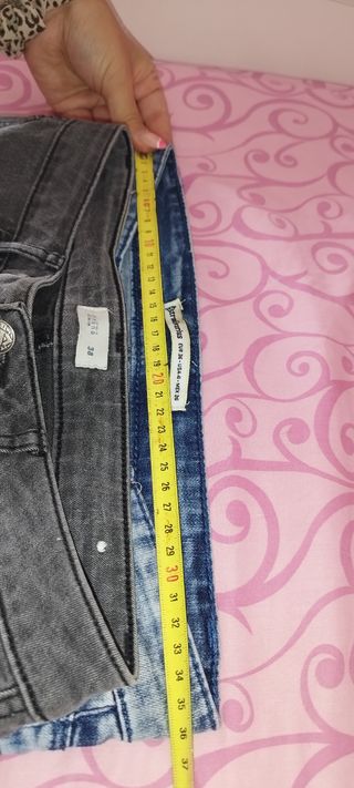 Pantalones vaqueros azules y grises