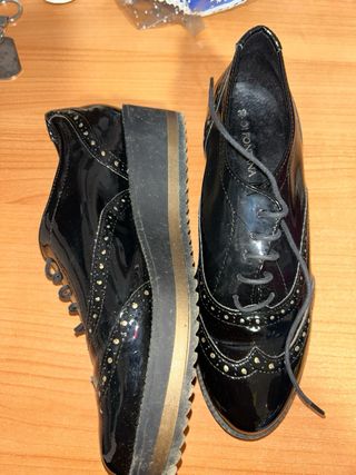 Zapatos charol negros 
