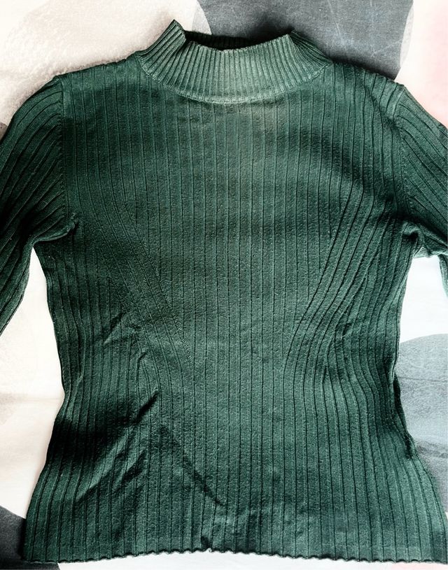 Jersey verde cuello alto acanalado