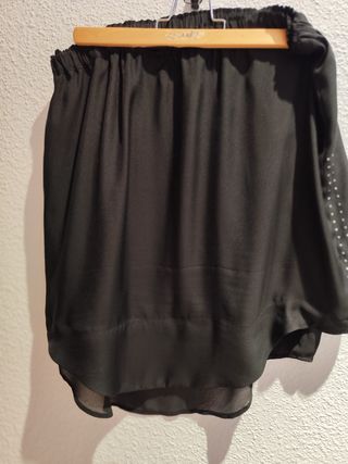 Falda corta negra con pedrería