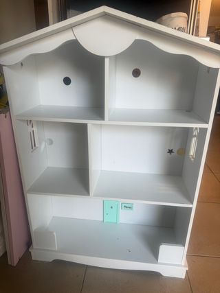 Casita de madera blanca