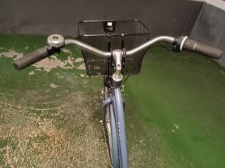Bicicleta de ciudad con cesta y caballete